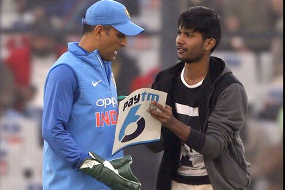 MS Dhoni fan breaches security to touch ex-captain's feet in Mohali