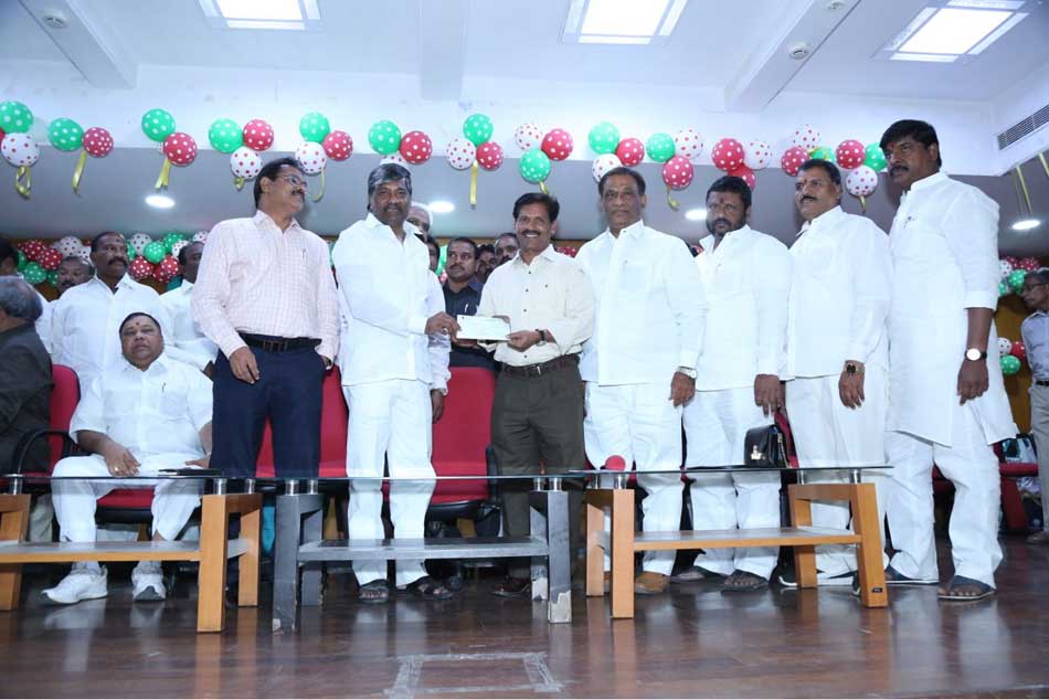 Chief minister Kcr announced land to Women cricket team captain Mithali-raj