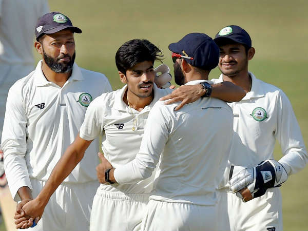  2015లో తొలిసారిగా విదర్భ తరుపున అరంగేట్రం