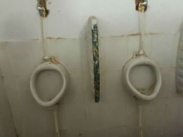  సగం విరిగిన తలుపులతో: