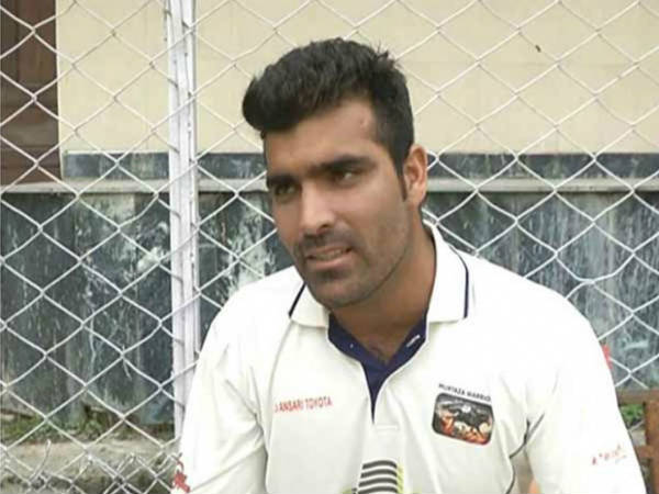  2017లో కాశ్మీర్‌ జట్టు తరుపున తొలి మ్యాచ్‌