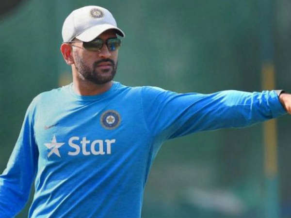 అత్యుత్తమ కెప్టెన్లో ధోని ఒకడు