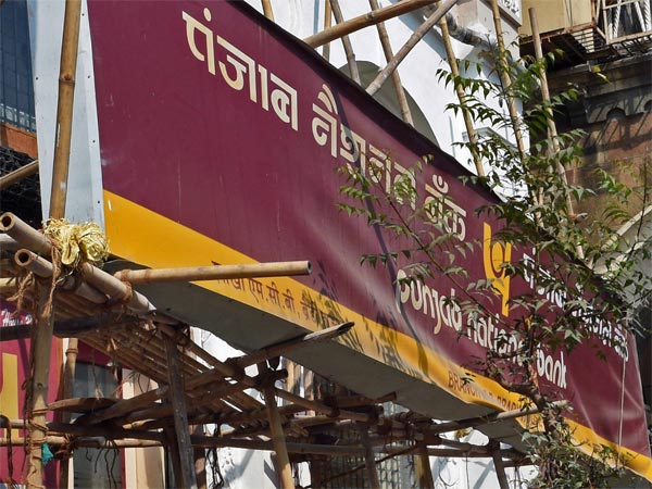 బ్యాంకు షేర్లు పడిపోయి: