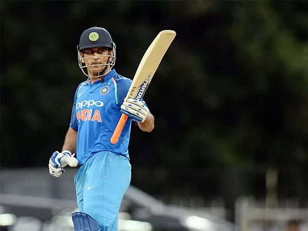 ధోని ముంగిట రెండు మైలురాళ్లు