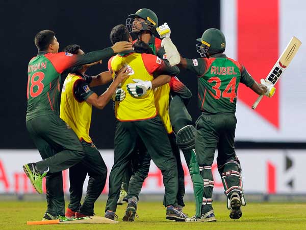  నోబాల్ ఇవ్వాలంటూ అంపైర్లతో బంగ్లా ఆటగాళ్ల గొడవ