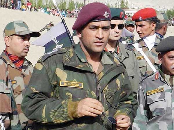 2011 వరకూ హెల్మెట్‌పై ధరించిన ధోని