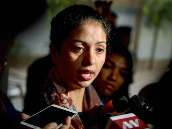 ఆమె ఓ వ్యభిచారి: