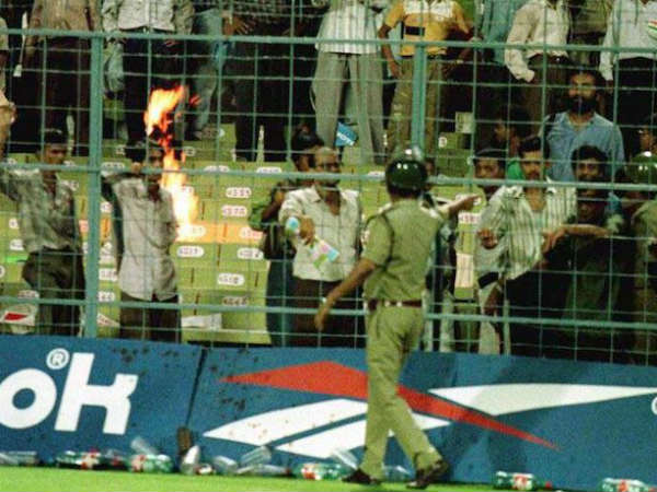  స్టాండ్లకు నిప్పుపెట్టిన అభిమానులు