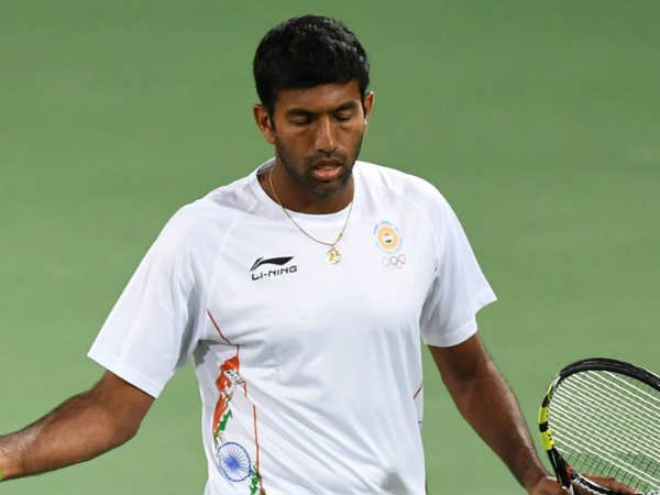 ప్రభుత్వం నుంచి ఆర్థిక సహాయం అందుకుంటూ: