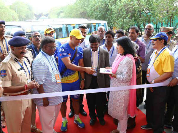 ధోనీకి తగ్గని క్రేజ్: