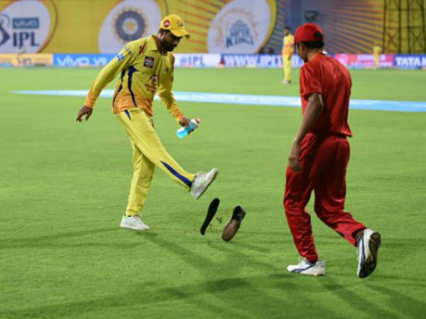 ఆటగాళ్లపై బూట్లు విసిరిన నిరసనకారులు