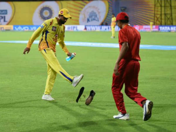 రవీంద్ర జడేజాపైకి షూ విసిరి నిరసన