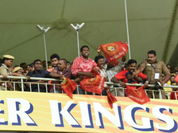 ఆటకు కొద్దిసేపు అంతరాయం