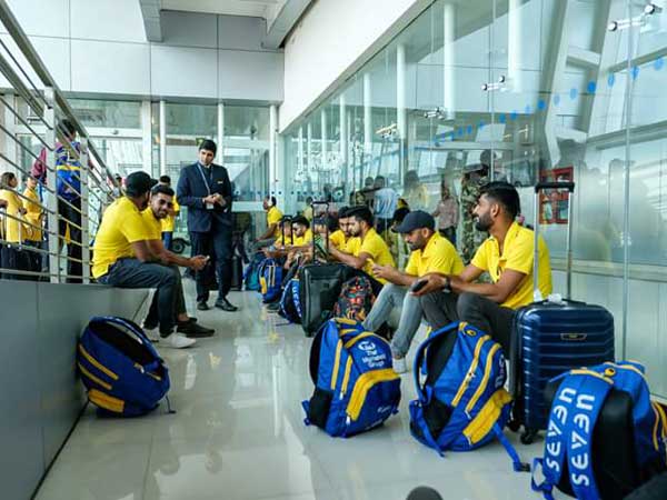 అందరితో పాటుగా ధోనీ రాలేదు