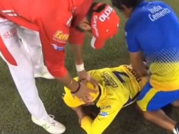 చెన్నై అభిమానులను కలవరపెడుతోన్న ధోని వెన్నునొప్పి