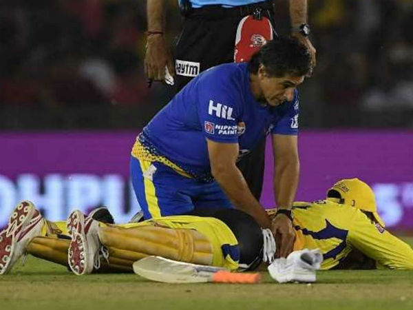 ధోని వెన్నునొప్పితో తాళలకే ఫిజియోతో చికిత్స