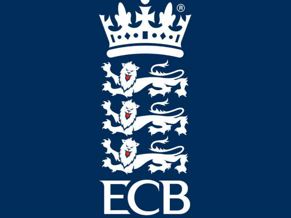  క్రికెట్‌ ప్రపంచాన్ని ఆశ్చర్యపరుస్తూ: