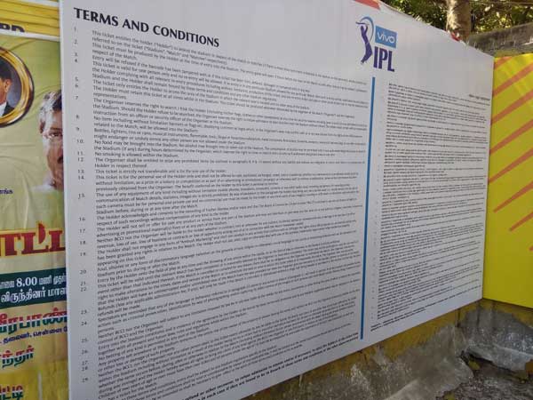  వాటర్ బాటిల్స్, ప్లకార్డులు