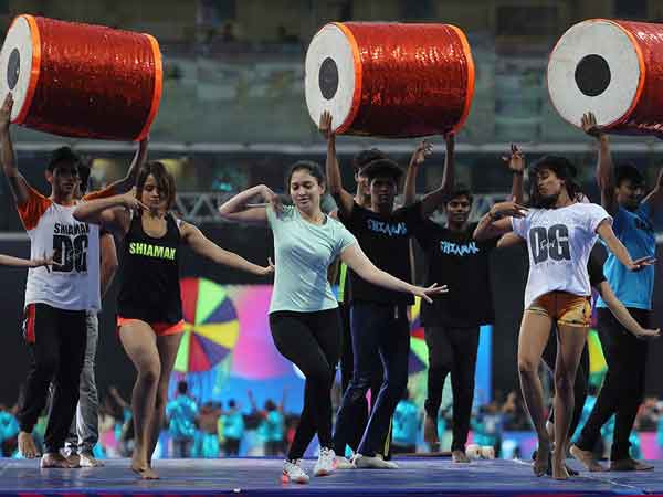  హృతిక్‌ రోషన్‌, తమన్నా, జాక్వెలిన్‌ ఫెర్నాండెజ్‌ నృత్యాలు