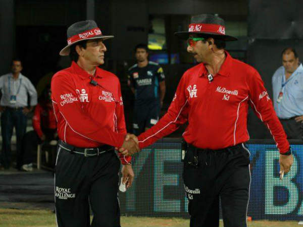 బ్రేక్ సమయంలో బంతిని అంపైర్‌కి ఇచ్చేయాలని: