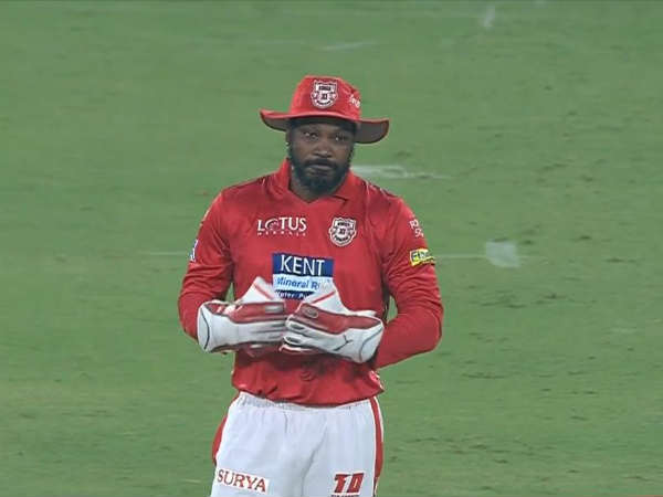 వికెట్‌ కీపర్‌లా మారి అభిమానుల్ని ఆశ్చర్యానికి: