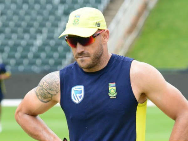  కూల్‌డ్రింక్స్‌ సరఫరా చేస్తూ కనిపించిన డూప్లెసిస్‌