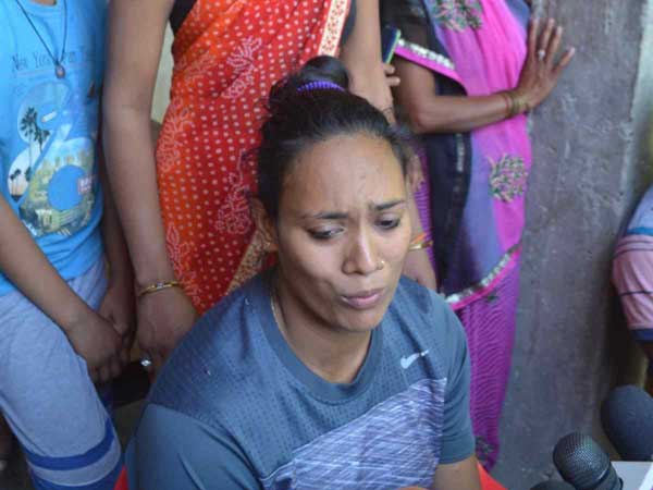  ఇటుకలు, రాళ్లతో పూనమ్‌తో పాటు ఆమె కుటుంబ సభ్యులపై: 