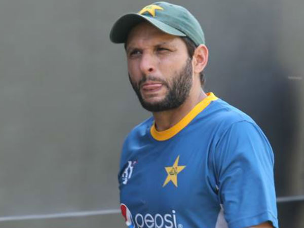 ఆడమని అడిగినా ఆడను: