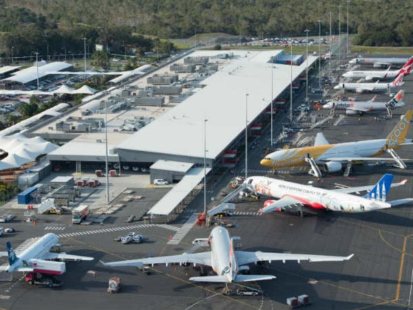 గోల్డ్‌కోస్ట్‌లో విమానాశ్రయంలో ఓ జర్నలిస్ట్‌తో 