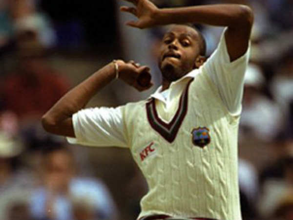  500 వికెట్లు తీసుకున్నతొలి క్రికెటర్‌గా కోర్ట్నీవాల్ష్