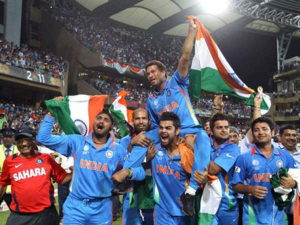 యువీతో కలిసి స్కోరు బోర్డుని పరిగెత్తించిన ధోని