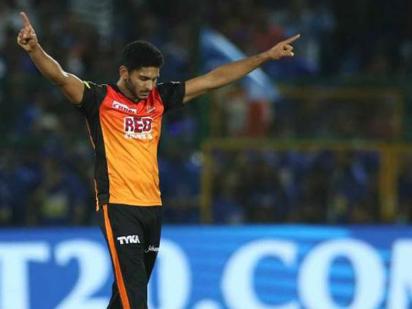 భువీ స్థానంలో తుది జట్టులో చోటు దక్కించుకున్న థంపి