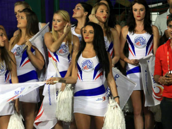 అమ్మాయిలను డిన్నర్‌కు: