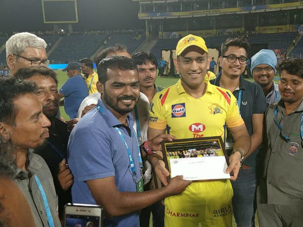 గ్రౌండ్స్మెన్కు గిఫ్ట్లు ఇచ్చిన ధోని గ్రౌండ్స్మెన్కు గిఫ్ట్లు ఇచ్చిన ధోని