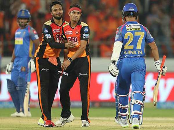 బ్యాట్స్‌మెన్ల కంటే బౌలర్లు చక్కటి ప్రదర్శన 