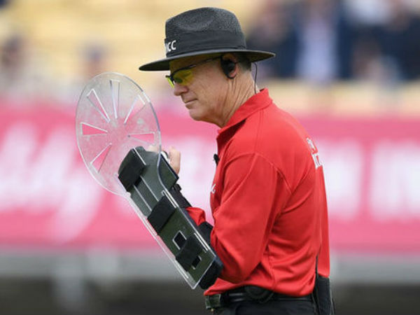 అంపైర్‌ బ్రూస్‌ తన రక్షణ కోసం: