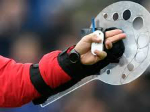 వేగంగా దూసుకొచ్చే బంతి నుంచి: 