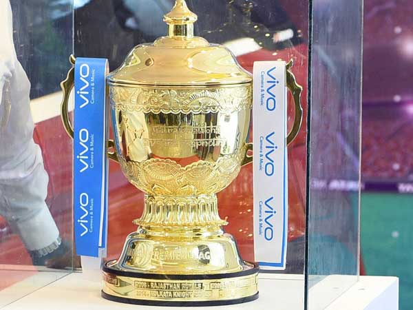  విలువైన ప్లేయర్‌కు రూ. 10 లక్షల చెక్‌