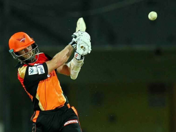 ఫీల్డర్లు లేని చోటుకే బంతిని: