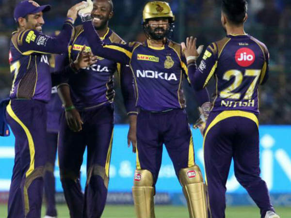 సిక్సర్లతో ప్రత్యర్థి బౌలర్లకు చుక్కలు చూపించిన రసెల్