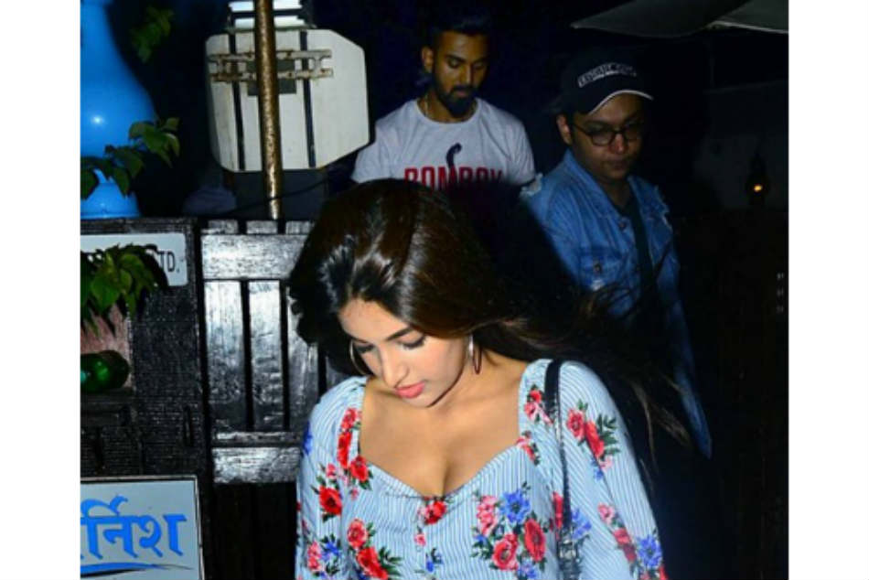 KL Rahul spotted leaving a Mumbai eatery with Nidhhi Agerwal