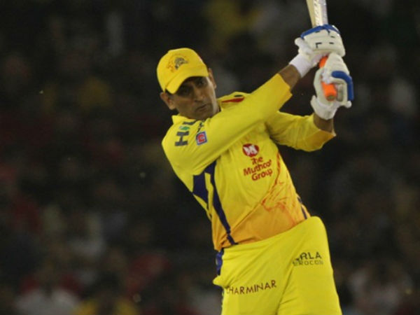 ధోనిలా మరే క్రికెటర్ బంతిని ఎదుర్కొనడం లేదు 