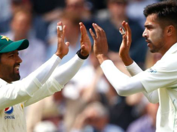 ఇద్దరు పాక్ ఆటగాళ్లు స్మార్ట్‌వాచ్‌లు పెట్టుకున్నట్లు