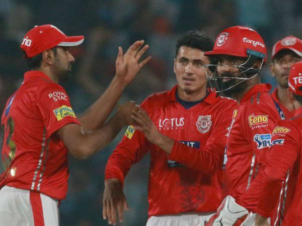  బౌలర్లలో కొంత గందరగోళం సృష్టించాలని 