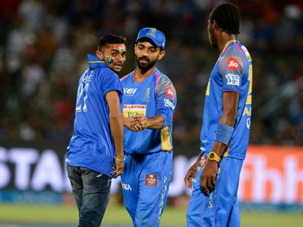  రహానే చేయి పట్టుకున్న అభిమాని