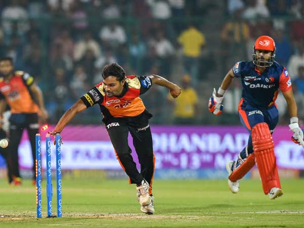  అనవసర పరుగుకు ప్రయత్నించి అయ్యర్ రనౌట్