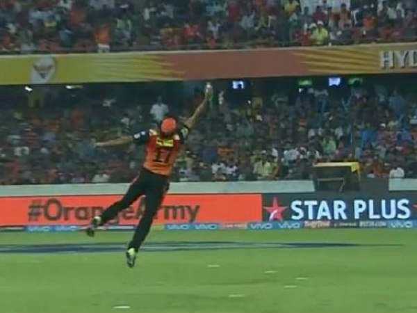 పదో ఓవర్లో విరాట్ బంతిని కట్ చేయబోయి: