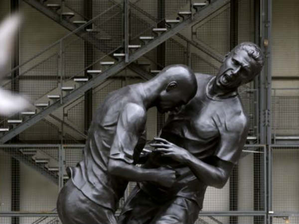 తలతో మెటెరాజ్జిని ఛాతీపై బలంగా: