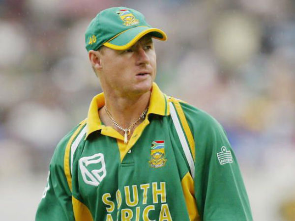 క్రీజ్లో ఉన్నది స్టార్ ఆటగాడు లాన్స్ క్లూసెనర్ క్రీజ్లో ఉన్నది స్టార్ ఆటగాడు లాన్స్ క్లూసెనర్