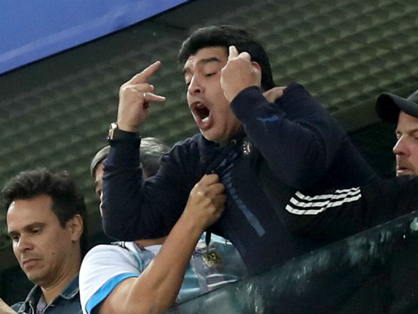 మధ్య వేలుని అభిమానులకు చూపించిన మారడోనా